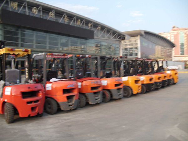 昆明機(jī)械設(shè)備租賃與團(tuán)力叉車出租 專業(yè)設(shè)備與創(chuàng)新研發(fā)的雙輪驅(qū)動(dòng)